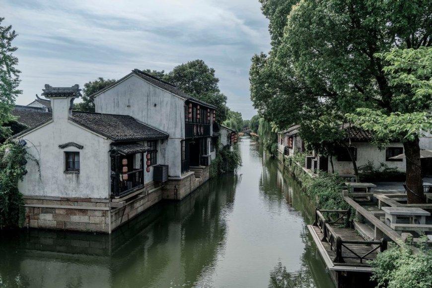 辛芷蕾又带火了一种新穿法：大衣+围巾+毛线帽，保暖时髦又洋气
